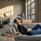 Eine erfolgreiche Frau schläft in einem Coworking Space in Berlin. Es geht zwar laut zu, aber sie erholt sich während ihres Power Naps sehr gut, da sie die Seitenschläfer Ohrstöpsel von Berlin Ear Guard trägt.