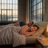 Ein Päärchen schläft in der Loft Wohnung auf Alt Stralau in Berlin. Der Mann schnarcht zwar, aber die Frau schläft trotzdem tief und entspannt in Seitenlage, weil sie die Seitenschläfer Ohrstöpsel gegen Lärm zum Schlafen von Berlin Ear Guard trägt