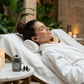 Berlin Ear Guard - Seitenschläfer Ohrstöpsel zum Schlafen gegen Lärm und Schnarchen werdne von einer Frau im Spa / WellnessUrlaub oder Wellness Hotel getragen. Sie kann dadurch super abschalten. 